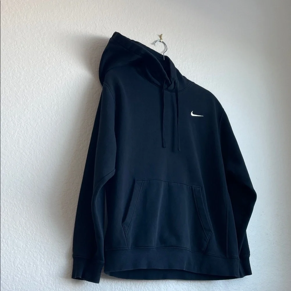 NIKE Men's Black Pullover Hoodie • Medium